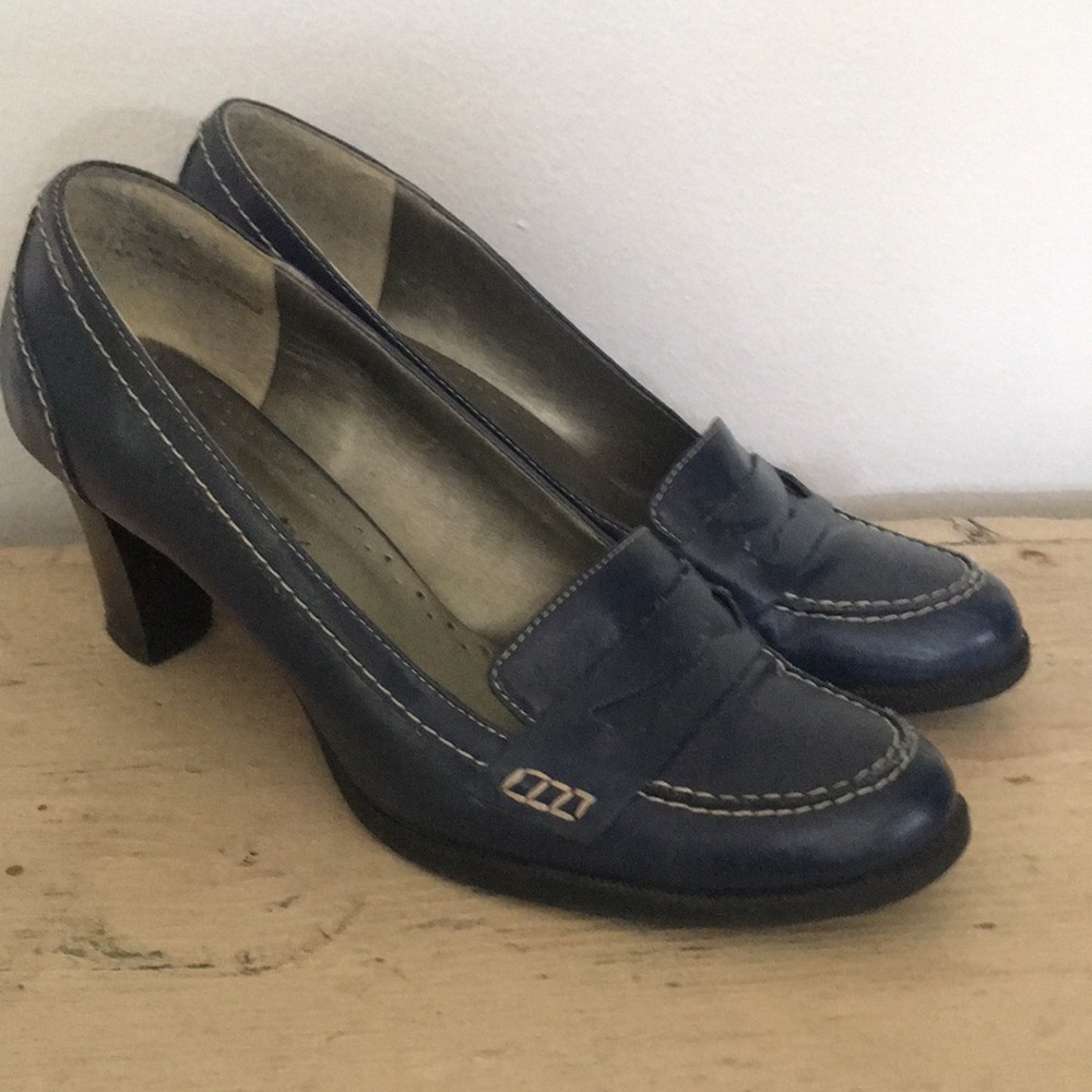 Blue heeled penny loafer w/contrast stitching